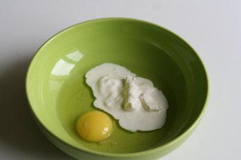 приготовить смесь яйца и сметаны или молока, посолить и поперчить