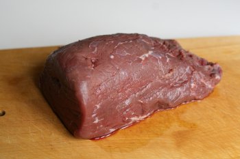 подготовить кусок мяса, отрезанный от говяжьего толстого края