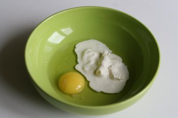 приготовить смесь для льезона: яйца и молоко или сметана