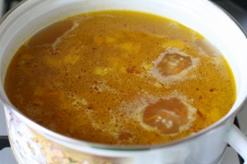 ввести в суп пшено, положить специи (перец горький и душистый, лавровый лист) и посолить