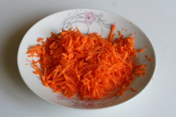 натереть на мелкой терке морковь