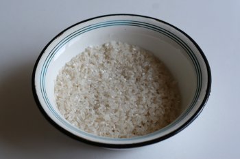 рис промыть и отварить в подсоленной воде 20 минут, добавить сахар