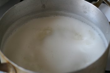  в кипящую воду положить соль и рис, варить 20 минут, затем влить горячее молоко