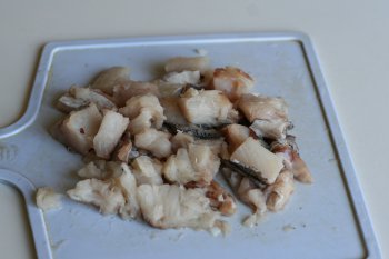 для поджарки филе рыбы нарезать на маленькие кусочки, посыпать солью и перцем