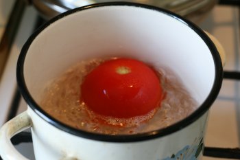 помидоры погрузить в кипяток на 2—3 минуты