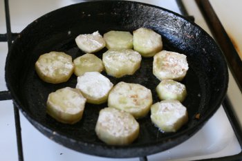 баклажаны посыпать солью и перцем, обвалять в муке, жарить на сковороде с жиром
