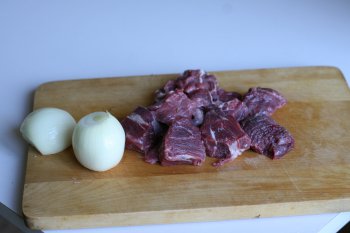 приготовить говяжье мясо, нарезать его на небольшие кусочки