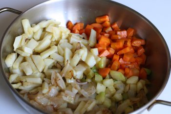 соединить все обжаренные овощи на сковороде, кроме цветной капусты