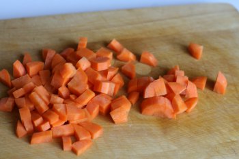 морковь нарезать кубиками