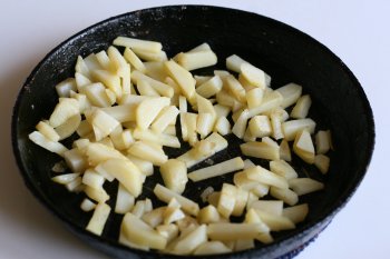 картофель нарезать дольками и обжарить