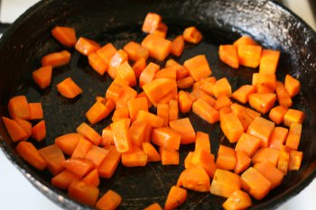 обжарить морковь на масле