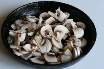обжарить грибы на сковороде с маслом