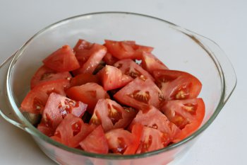 на баклажаны положить свежие помидоры