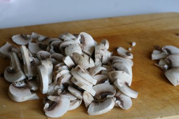 грибы нарезать тонкими пластинками