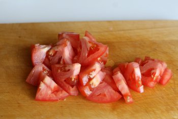 помидоры нарезать дольками