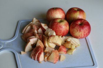 свежие яблоки помыть, удалить сердцевину, нарезать на дольки