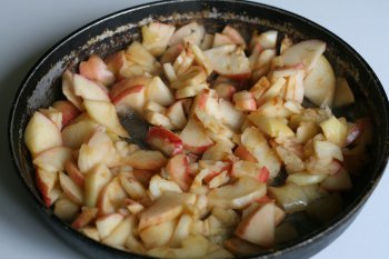 положить на сковороду и посыпать сахаром, если яблоки недостаточно кислые можно добавить лимонную кислоту