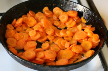 морковь нарезать кружками и спассеровать в жире