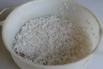 отварить рис, слить воду