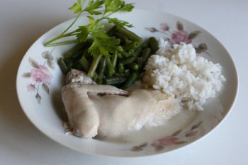 1119. Курица отварная под белым соусом с рисом