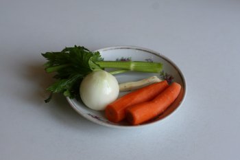 положить к курице коренья: морковь, лук, корень петрушки и сельдерей