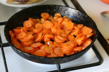 морковь почистить и нарезать кружками