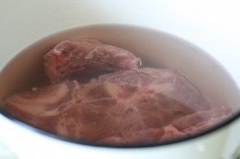 сварить мясо, при закипании снять пену
