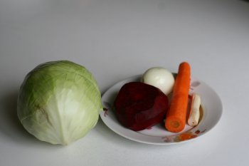 приготовить овощи для борща: капусту, свеклу, морковь, лук