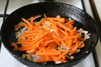 лук и морковь потушить до мягкости