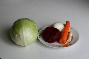 приготовить овощи для борща: капусту, свеклу, лук, морковь