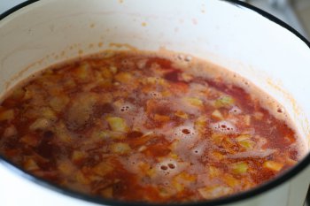 положить все овощи в бульон с мясом и варить на очень медленном огне до готовности, в конце варки добавить соль, сахар, лавровый лист