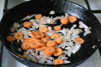 потушить лук и морковь