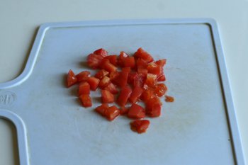 нарезать свежие помидоры