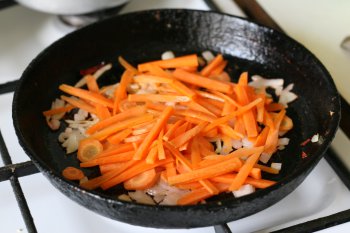 потушить лук с морковью