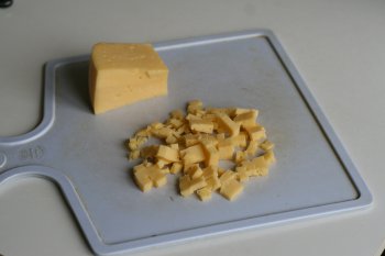 нарезать голландский сыр