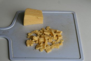 нарезать сыр кубиками