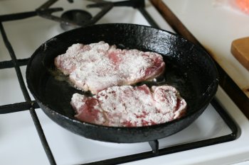 положить мясо на горячую сковороду с жиром
