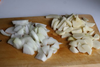 лук и картофель нарезать брусками
