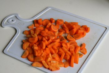 морковь нарезать кусочками