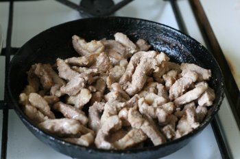 обжарить мясо отдельно от лука