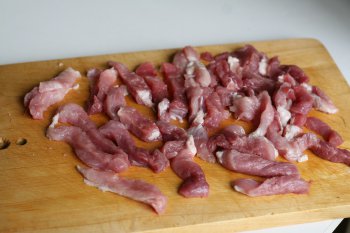 нарезать мясо на брусочки длиной 3—4 см, весом по 3—5 г