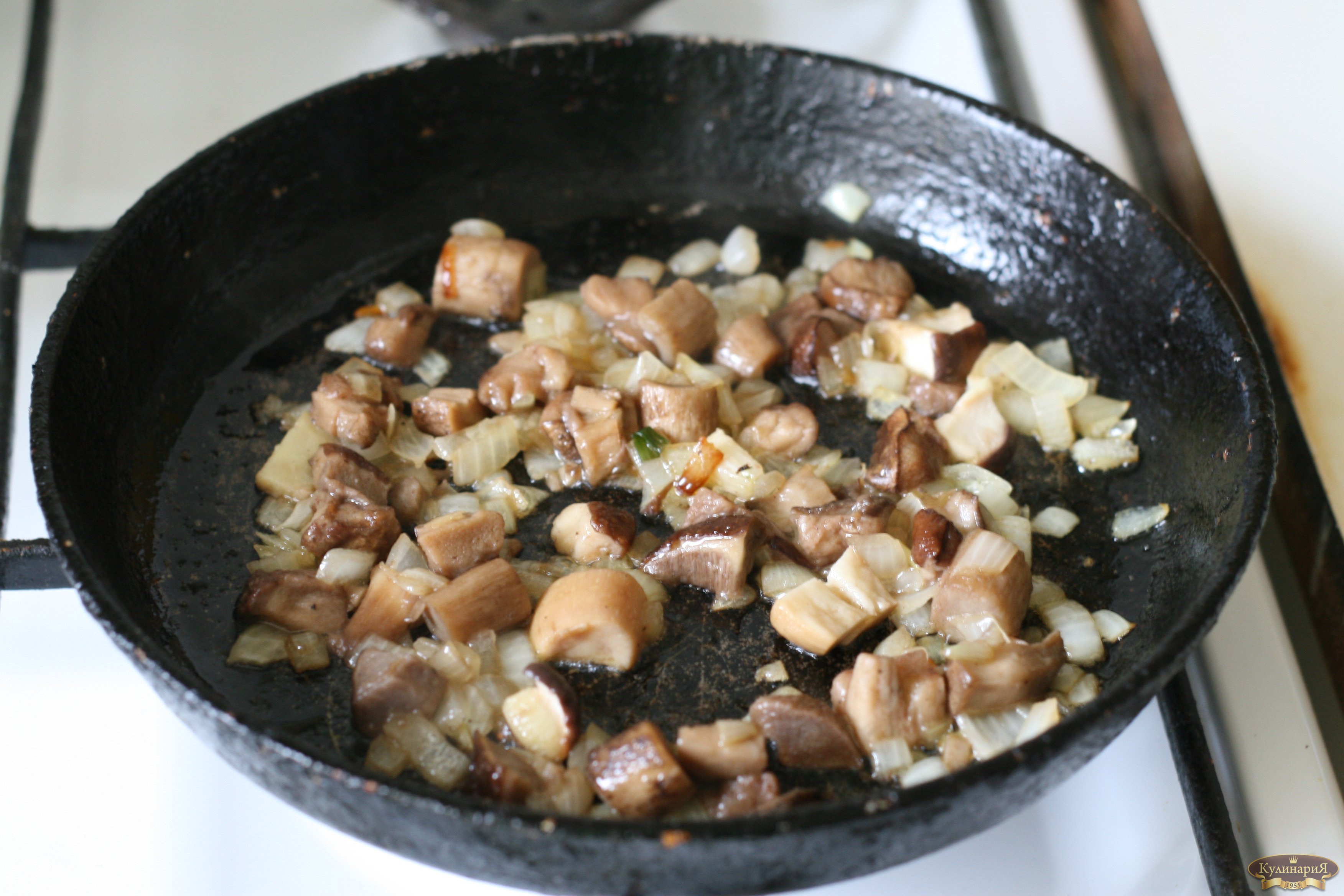 Слегка обжаренный. Жареная картошка с грибами.