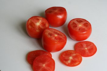 срезать верхнюю часть у помидор
