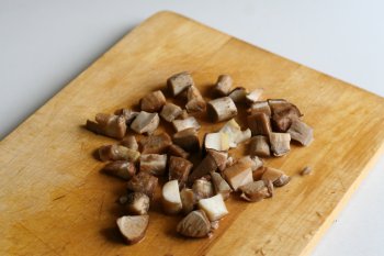 свежие белые грибы мелко нарезать