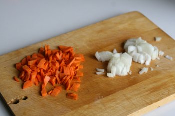 подготовить морковь, лук, мелко нарезать