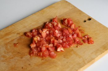 нарезать мелко помидоры