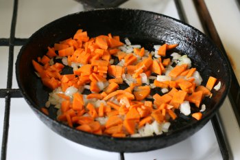 добавить к луку морковь, обжарить вместе
