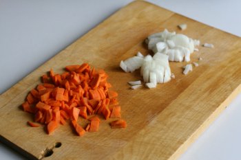 почистить и измельчить морковь и лук