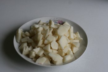 картофель нарезать дольками