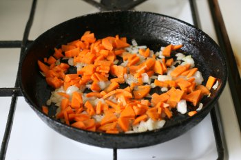 к луку добавить морковь и продолжить жарить